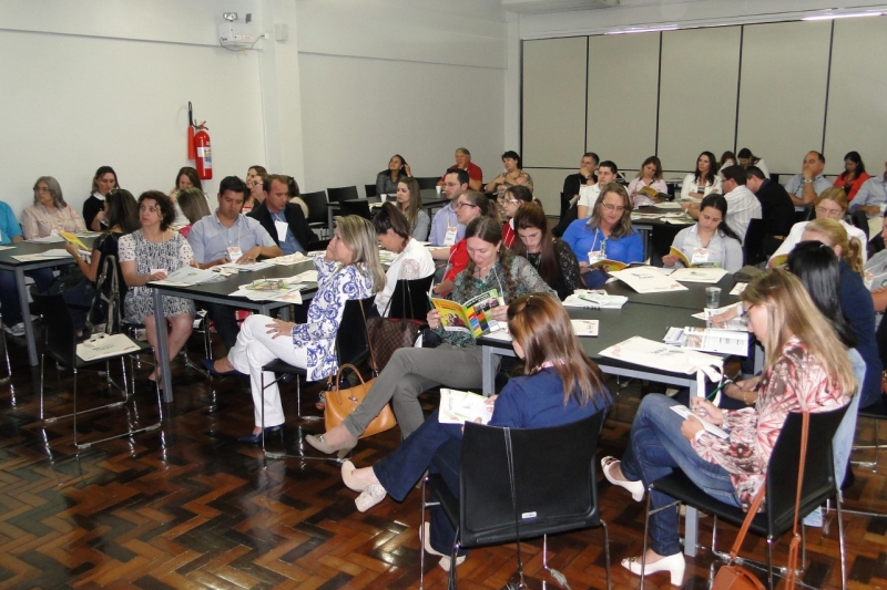 Evento em Caçador reuniu profissionais de RH que debateram educação e competitividade