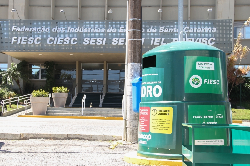 Ponto de entrega voluntária para vidro fica localizado no bairro Itacorubi, em Florianópolis (foto: Filipe Scotti) 