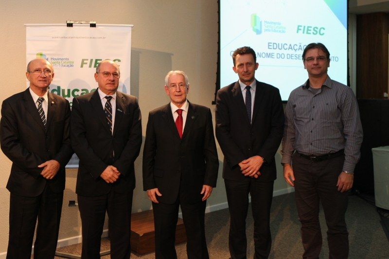 Representantes de entidades empresariais e do Ministério Público participaram do ato de adesão da Fecomércio ao Novos Caminhos. Foto: Filipe Scotti