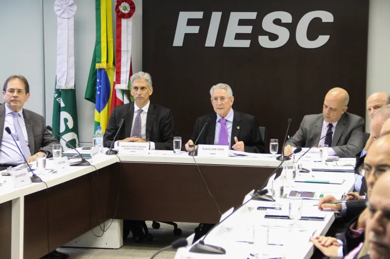 Côrte (c) afirmou ao ministro interino que as negociações bilateriais são estratégicas para impulsionar exportações em SC (Foto: Filipe Scotti)