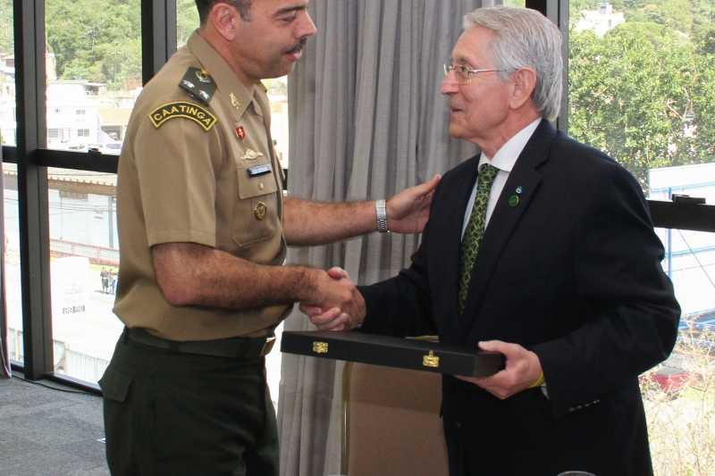 Glauco José Côrte presta homenagem ao general Richard Fernandez Nunes (Foto: Filipe Scotti)