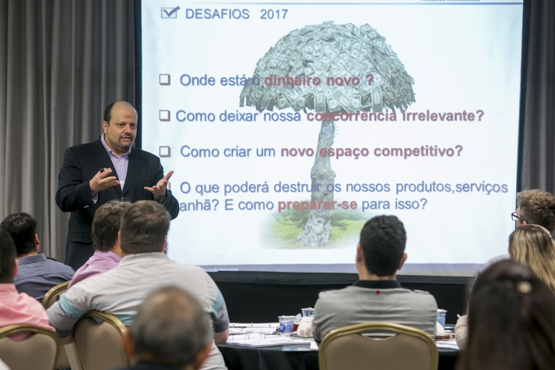 Nasser convidou participantes a refletir sobre seus próprios negócios para encontrar novos significados (Foto: Fernando Willadino)