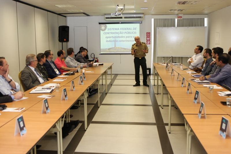 Tenente coronel do Exército, André Luis Vieira, durante apresentação na FIESC (foto: Filipe Scotti)