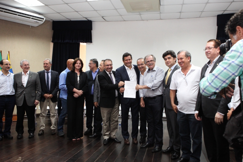 Autoridades participaram do ato de assinatura da ordem de serviço de ampliação da dragagem do Porto de Itajaí. Foto: Filipe Scotti