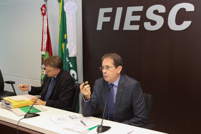 Presidente da Câmara de Transportes e Logística da FIESC, Mario Cezar de Aguiar, defendeu a preservação da ponte Hercílio Luz, cuja restauração também foi debatida na reunião. (Foto: Filipe Scotti)