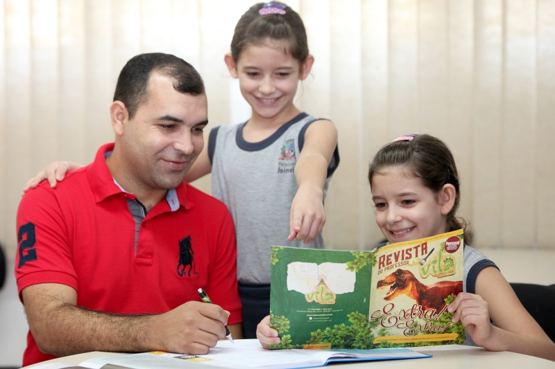 Márcio Pereira, de Joinville, voltou a estudar por causa das filhas Kamilly (em pé) e Kauany, gêmeas, de nove anos. Foto: Marcelo Kopcki