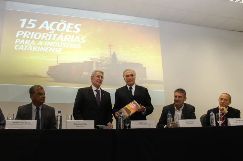 Presidente da FIESC, Glauco José Côrte, entregou 15 propostas da indústria ao vice-presidente da República, Michel Temer (foto: Filipe Scotti)