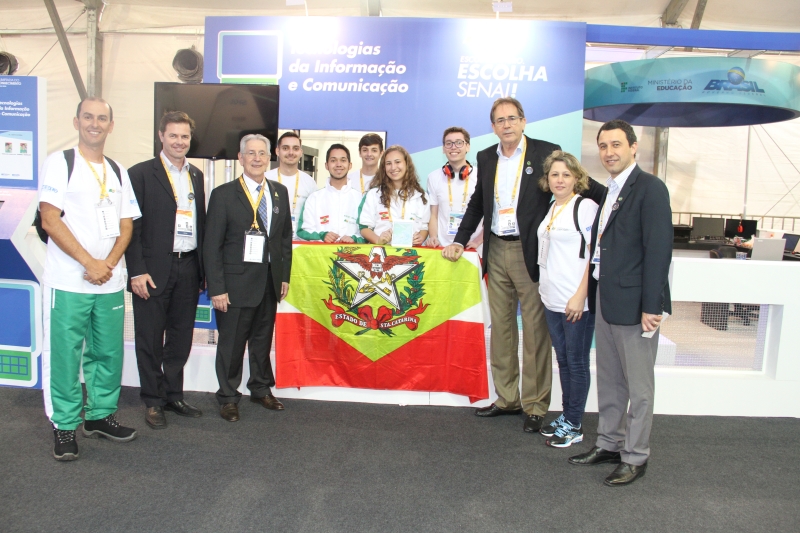 Equipe de SC que propôs um aplicativo para dispositivos móveis que auxilia na coleta de lixo reciclável recebeu visita do presidente da FIESC. Foto: Ivonei Fazzioni