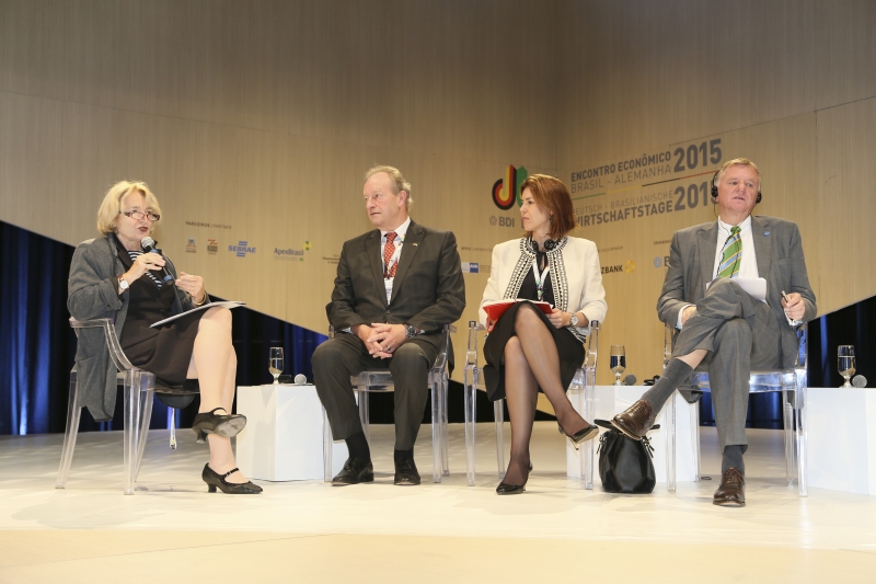 Da esquerda p/ direita: jornalista e mediadora Hildegard Stausbergo; presidente da CEAL, Ingo Plöger; gerente de estratégia de mercados da Apex Brasil, Ana Paula Repezza; e o CEO da Volkswagen Truck & Bus, Andreas Renschler (Foto: Divulgação FIESC)