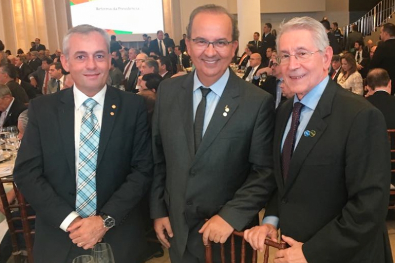 Deputados João Paulo Kleinübing e Jorginho Mello acompanharam o presidente da FIESC, Glauco José Côrte, no encontro